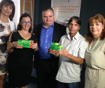 Distribuição de novas medicações para Hepatite C aos primeiros pacientes realizado pelo Secretário de saúde do Estado de Pernambuco o Dr. Iran Costa Júnior no Instituto do Fígado e Transplante de Pernambuco – IFP em: 17/12/2015